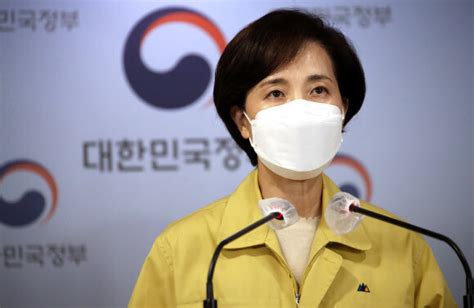 유은혜 “조민 부산대 의전원 입학 취소 법률적 검토 중”