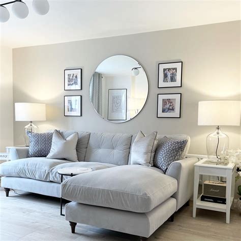 Зеркало над диваном в гостиной в интерьере - 82 фото