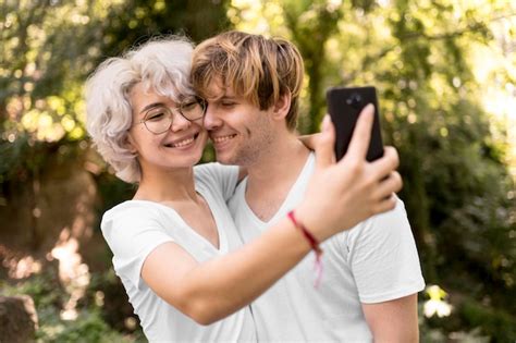 Casal Fofo Tirando Uma Selfie Juntos No Parque Foto Gr Tis