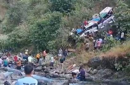 Índia 36 pessoas morrem após queda de ônibus em barranco