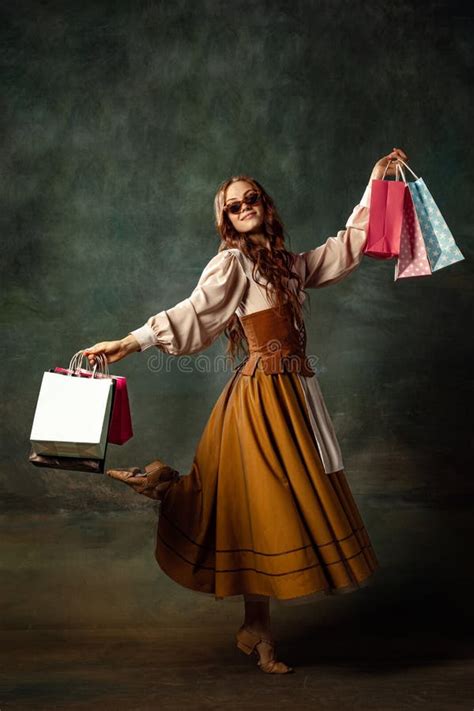 Retrato De Estilo Vintage De Una Mujer Pelirroja Con Pelo Largo Y Curvo