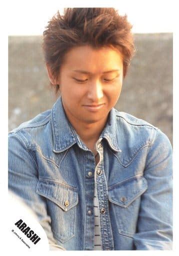 駿河屋 嵐大野智バストアップ・デニム衣装青・目線下・口閉じ・野外公式生写真（男性生写真）