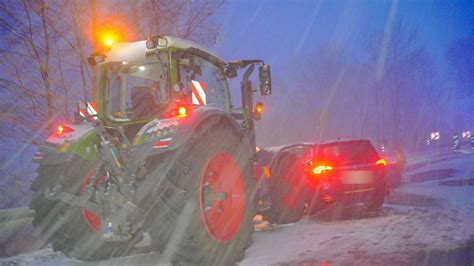 Auto Rutscht Wegen Schnees Gegen Traktor Und Leitplanke