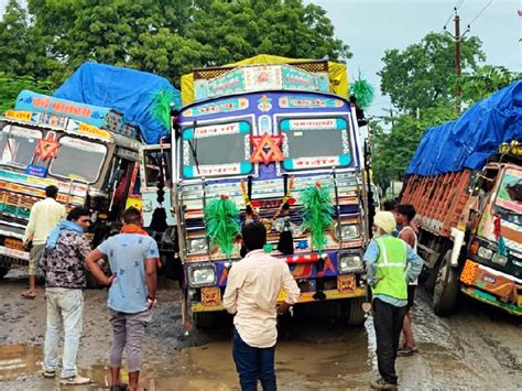 Traffic Was Disrupted For 10 Hours On National Highway In Kannad Passengers Stranded In Buses