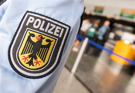 Düsseldorf Bundespolizei verhaftet Reisenden am Flughafen