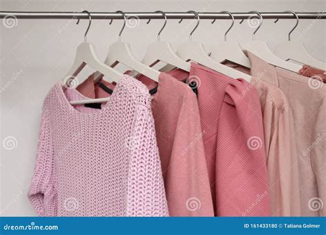 Conjunto De Roupas Femininas De Cor Rosa Em Cores Diferentes Em Cabides