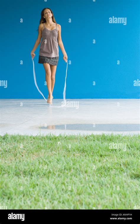 Teenage Girl Jumping Rope Pleine Longueur Photo Stock Alamy