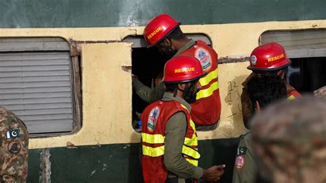 Un D Raillement De Train Au Pakistan Fait Au Moins Morts Radio Canada