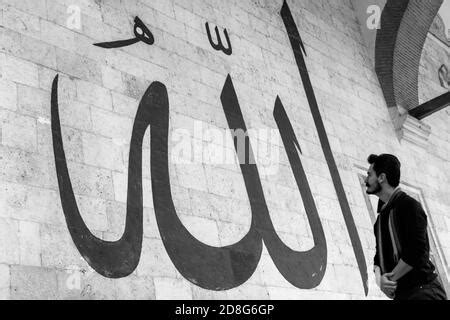 Joven Mirando La Caligraf A Rabe Que Significa Al Dios En Islam En