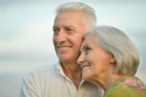 Retrato De Una Feliz Pareja De Ancianos Abraz Ndose Foto Premium