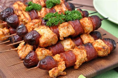 Herzhafte Chicken Chorizo Spieße Rezept Gegrilltes essen Essen zum