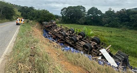 Carreta que saiu de Leopoldina tomba na MGC 265 em Mercês Marcelo Lopes