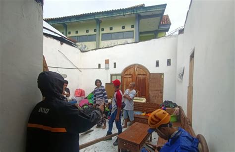 Puting Beliung Rusak Rumah Dan Sekolah Di Kota Batu Bacaini Id