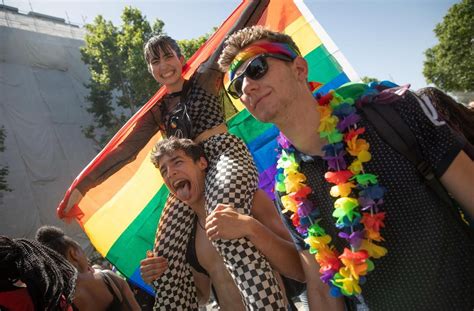 Paris La Marche Des Fiertés Réunit Des Dizaines De Milliers De