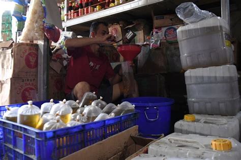 Luhut Umumkan Beli Minyak Goreng Curah Wajib Pakai Aplikasi