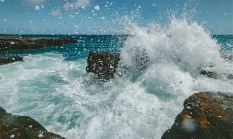 Descubre el significado de soñar con rocas grandes y agua