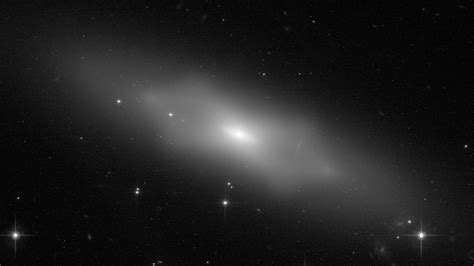 Hubble Examina Intrigante “barra” No Centro De Galáxia Planeta