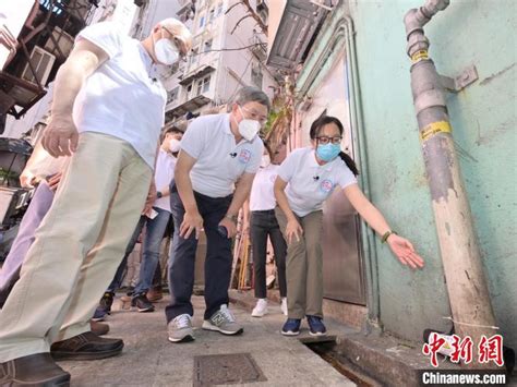 香港多名官員“落區”視察衞生黑點