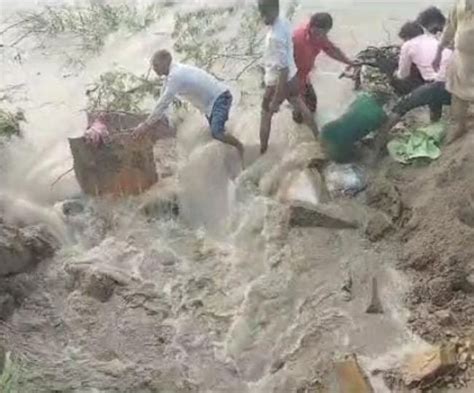 Yamuna Flood Alert गाजियाबाद में यमुना नदी पर बना बांध टूटा चार