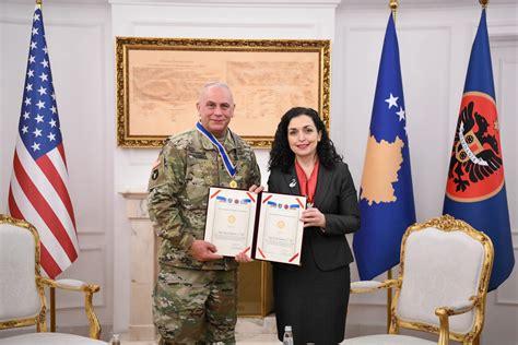 Presidentja Osmani Dekoron Me Medaljen Presidenciale Komandantin E