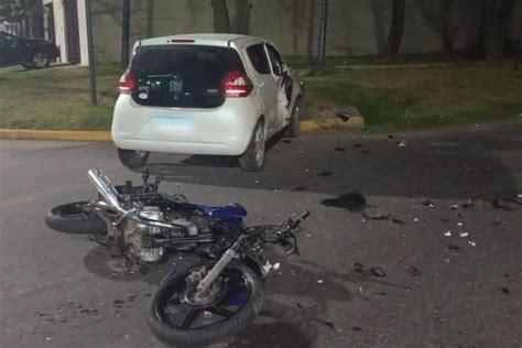 Viajaba En Moto Chocó Contra Un Auto Y Salió Despedido Cayó A Unos