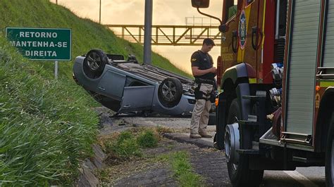 Motorista sem cinto morre após capotar o carro por cem metros na BR 277