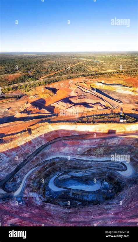 Mina de cobre de excavación profunda a cielo abierto en la ciudad de