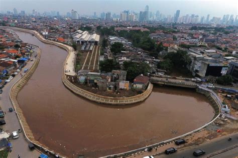 Riwayat Normalisasi Ciliwung Dikebut Jokowi Ahok Baru Dilanjutkan