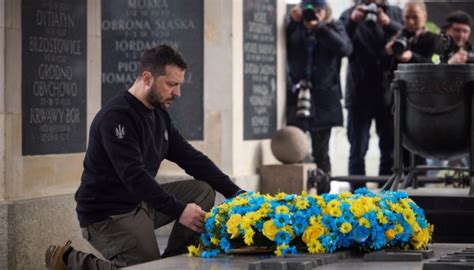 W Warszawie Zełenski uczcił pamięć ofiar tragedii smoleńskiej i