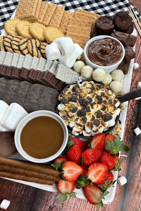 Easy S Mores Charcuterie Board With Chocolate Dip Oh My Creative