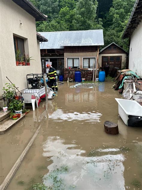 Ploile Au F Cut Ravagii N Prahova Sediul Cfr Din Poiana C Mpina