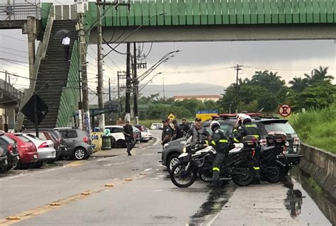 TIROTEIO ENTRE PM E CRIMINOSOS ASSUSTA MORADORES EM CUBATÃO SP