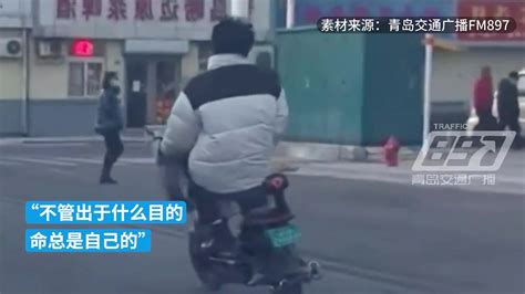 男子马路中央骑车，“蛇形走位”吓坏周围司机 凤凰网视频 凤凰网