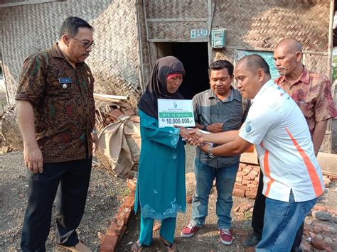 Pd Bpr Subang Salurkan Bantuan Rutilahu Pasundan Ekspres