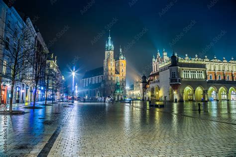 Polska Krak W Rynek W Nocy Obrazy Fototapety Plakaty