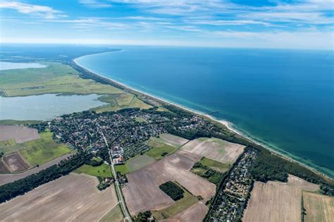 Wustrow aus der Vogelperspektive Dorfkern am Meeres Küstenbereich der