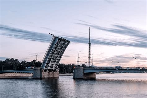 Мосты через Неву будут разводить до 30 ноября. «Бумага»