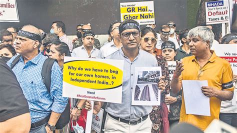 Patra Chawl Flat Buyers Stage Dharna Outside Mhada For Homes Mumbai