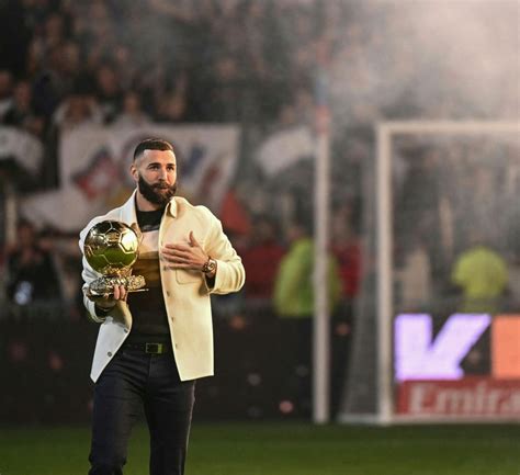 Vidéo Karim Benzema Célébré Avec Son Ballon Dor Au Groupama Stadium