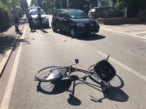 Reggio Emilia Investita Da Un Auto In Via Terrachini Ferita Una