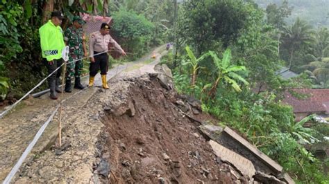 Hujan Deras Jalan Penghubung Desa Amblas Tebing Setinggi Meter Longsor