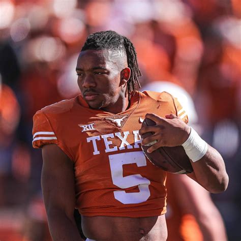 Look Texas Rb Bijan Robinson Hanging Out With Nba Star Lebron James