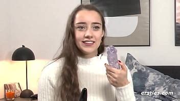 Ersties Medea Echa A Perder Sus Dos Agujeros Con Un Consolador De Cristal XVIDEOS