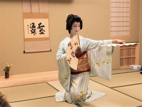 Japanese traditional dance - Tea Ceremony Japan Experiences MAIKOYA