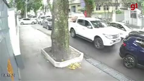 V Deo Criminosos Assaltam Motorista Em Plena Luz Do Dia Na Travessa