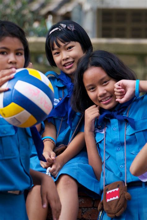 Thai Girls Blue Uniform Thai School Girls Ham It Up For Th Flickr