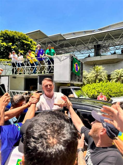 Bolsonaro Chega A Curitiba E Recebido Por Apoiadores Ex Presidente