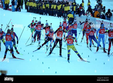 IM Massenstart werden Startläuferinnen beim IBU Biathlon Weltcup