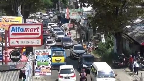 Urai Kemacetan Polisi Lakukan Pengalihan Arus Lalu Lintas Di Jalur