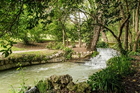 El Parque Del Oeste De Vertedero Y Campo De Batalla A Refugio Verde